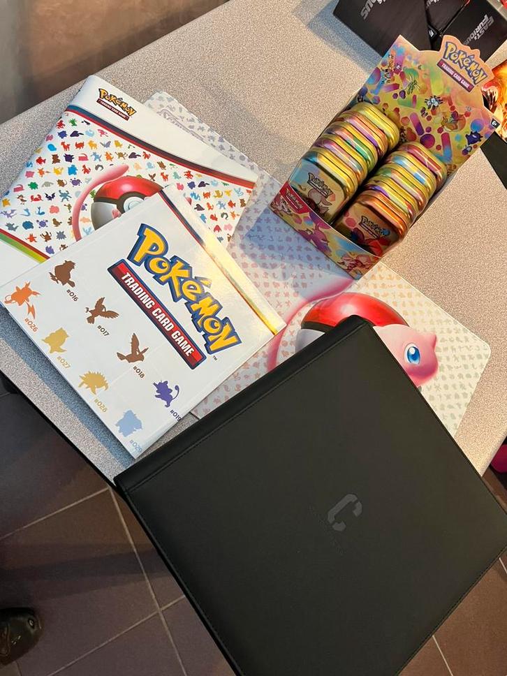 Pokemon 151 complete base set met promo’s, Hobby en Vrije tijd, Verzamelkaartspellen | Pokémon, Zo goed als nieuw, Boek of Catalogus