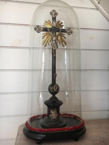 vintage kruisbeeld onder globe beschikbaar voor biedingen