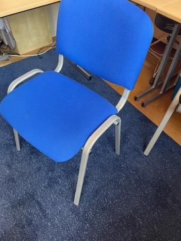 vergaderstoel stapelbaar blauw grijs aluminium onderstel  beschikbaar voor biedingen
