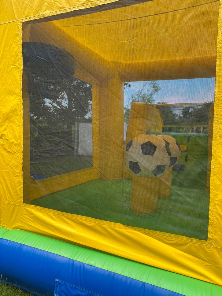 Maxi voetbal springkasteel te huur (8x4m), Hobby & Loisirs créatifs, Articles de fête | Location, Comme neuf, Enlèvement