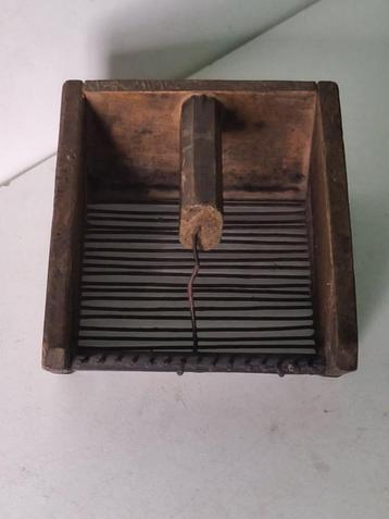 Très ancien peigne à myrtilles en bois beschikbaar voor biedingen