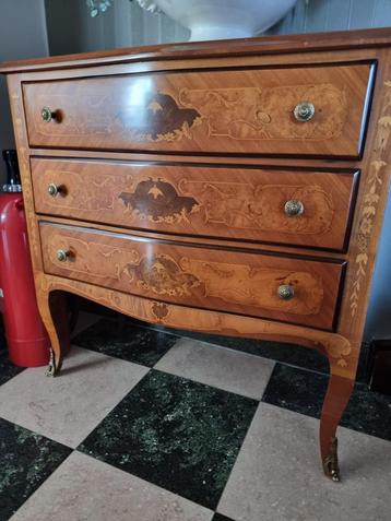 Antieke commode beschikbaar voor biedingen