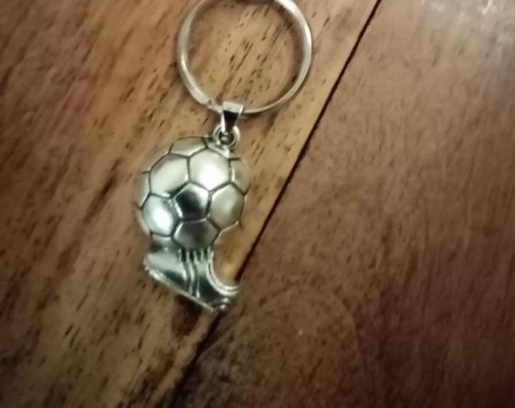 S'steel nieuw zilverkleur sleutelhanger voetbal kleurvast, Verzamelen, Sleutelhangers, Nieuw, Sport, Ophalen of Verzenden