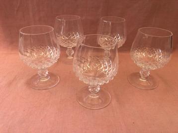 5 magnifiques verres en cristal sur socle