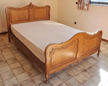 Antiek bed in vol hout met verstelbare lattenbodem beschikbaar voor biedingen