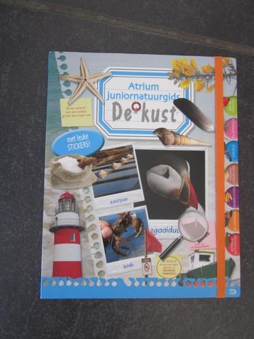 boek Atruim Juniornatuurgids De Kust met leuke stickers