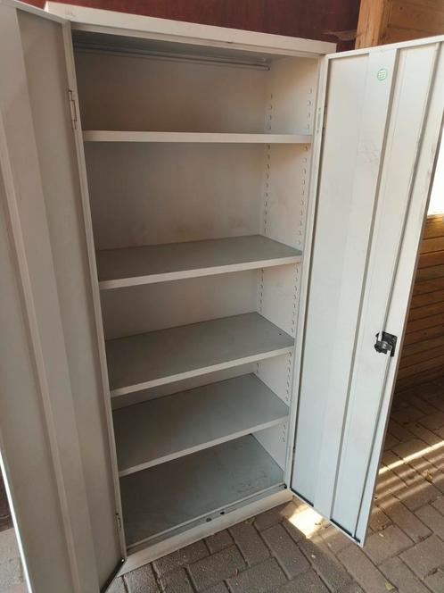 Metalen kast garage berging schabben kasten tuinhuis, Huis en Inrichting, Kasten | Roldeurkasten en Archiefkasten, Zo goed als nieuw