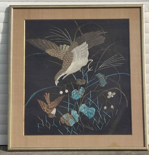 Tapisserie en soie encadré décor oiseaux, Antiek en Kunst, Antiek | Tapijten, Tafelkleden en Textiel, Ophalen of Verzenden