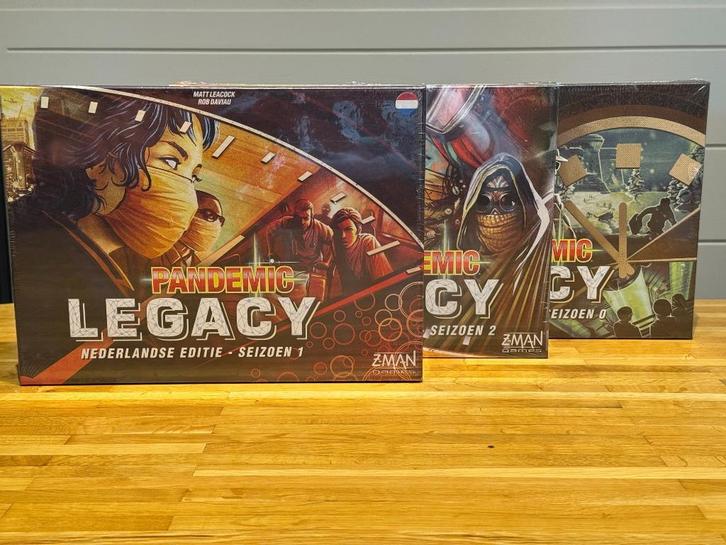 Pandemic Legacy Seizoen 1 + 2 + 0 (NL - nieuw - SEALED), Hobby en Vrije tijd, Gezelschapsspellen | Bordspellen, Nieuw, Een of twee spelers