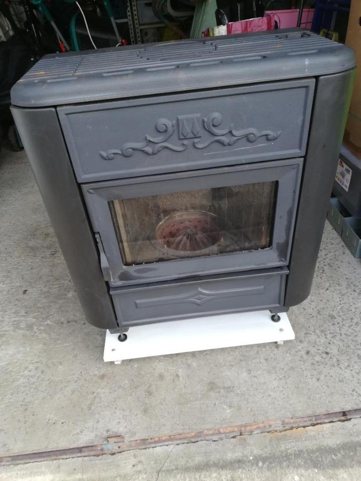 poêle au mazout, Doe-het-zelf en Bouw, Verwarming en Radiatoren, Zo goed als nieuw, Kachel, 800 watt of meer, 80 cm of meer, Minder dan 60 cm