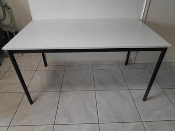 Tafel (140 x 80 cm) beschikbaar voor biedingen