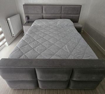 Luxe Bed met Gevoerde Hoofdbord en voetbord  beschikbaar voor biedingen