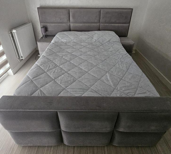 Luxe Bed met Gevoerde Hoofdbord en voetbord, Huis en Inrichting, Slaapkamer | Bedden, Zo goed als nieuw, Tweepersoons, 180 cm