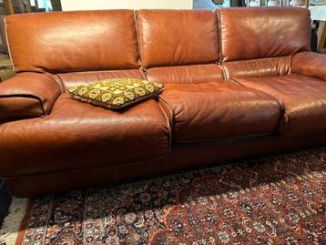 Lounge in buffelleer beschikbaar voor biedingen