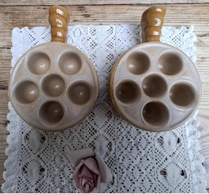 2 Franse gres escargot / slakken ovenschaaltjes, Antiquités & Art, Curiosités & Brocante, Enlèvement ou Envoi