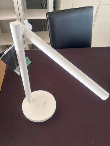 Nieuwe oplaadbare knikbare bureaulamp beschikbaar voor biedingen