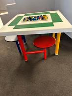 Kindertafel met LEGO blokjes en aanhangende stoeltjes, Comme neuf, Enlèvement