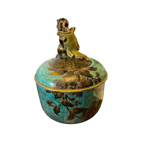 Cachepot versierd met leeuw en bloemen om te identificeren, Antiek en Kunst, Antiek | Keramiek en Aardewerk, Ophalen of Verzenden