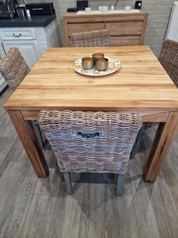 Teak vierkante eettafel + 4 rotan stoelen beschikbaar voor biedingen