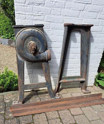 Ancien châssis de machine industrielle, pied, pied, table en disponible aux enchères