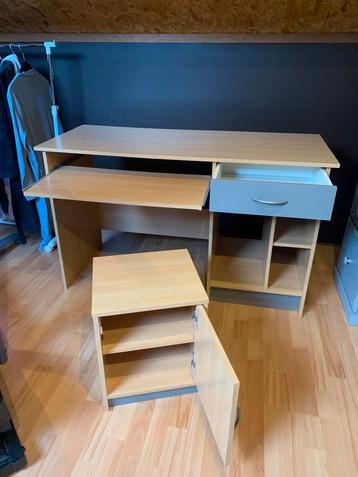 Bureau avec table de chevet assortie beschikbaar voor biedingen