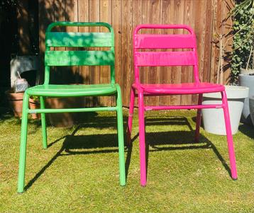 Mooie metalen tuinstoelen. Fuchsia en groen beschikbaar voor biedingen
