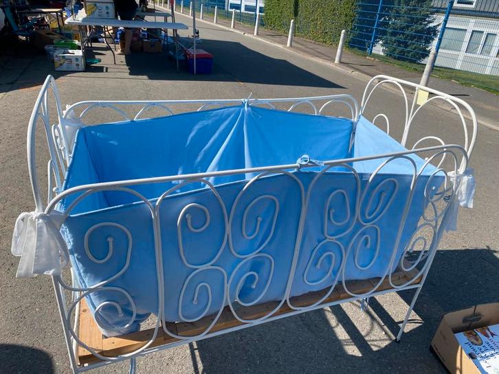 Lit bébé style ancien avec sommier et tour de lit sur mesure, Enfants & Bébés, Berceaux & Lits, Utilisé, Lit, Enlèvement