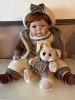 Porseleinen pop 50cm zittend met beer, Verzamelen, Poppen, Ophalen of Verzenden, Zo goed als nieuw, Pop