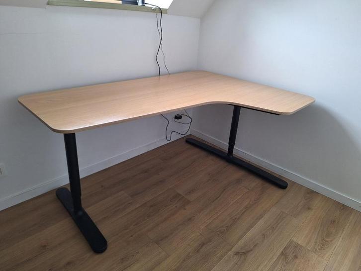 Ikea bekant hoekbureau. Zit-sta bureau, Huis en Inrichting, Bureaus, Zo goed als nieuw, Bureau, In hoogte verstelbaar, Ophalen