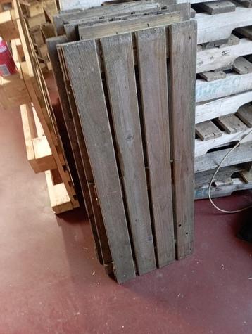 Houten vlonders beschikbaar voor biedingen