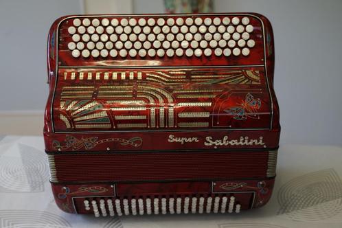Super Sabatini in goede staat, Muziek en Instrumenten, Accordeons, Gebruikt, Knopaccordeon, Met koffer, Ophalen