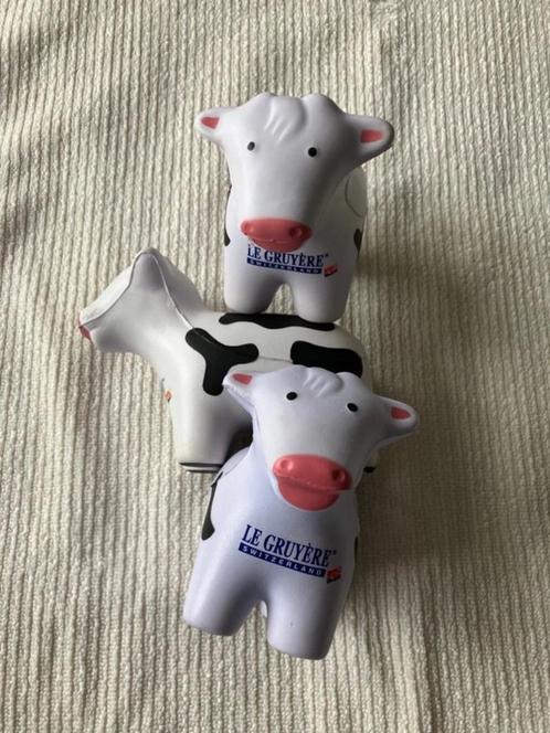 Boule anti-stress trois 3 vaches vache gruyère Switzerland, Enfants & Bébés, Jouets | Peluches, Comme neuf, Vache, Enlèvement ou Envoi