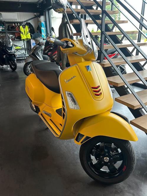 Vespa GTS super 300, Fietsen en Brommers, Scooters | Piaggio, Zo goed als nieuw, Overige modellen, Benzine, Ophalen