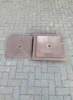 2 gietijzeren putdeksels met 1 Inlegboord igst., Ophalen