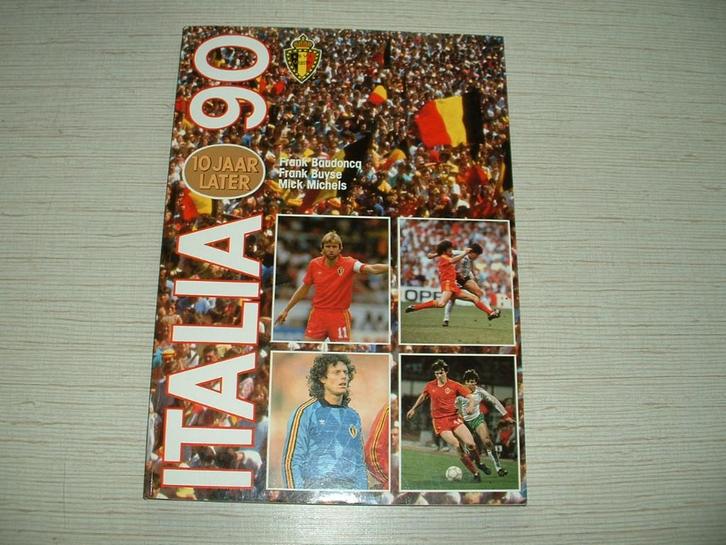 boek italia 90  - 10 jaar later, Boeken, Sportboeken, Zo goed als nieuw, Balsport, Ophalen of Verzenden