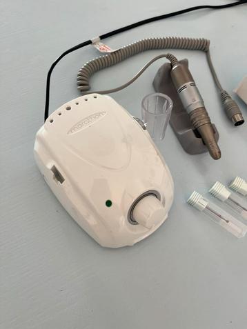 Frees voor manicure of pedicure Marathon beschikbaar voor biedingen