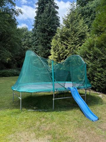 Trampoline met versleten springdoek en beschermrand, Enlèvement, Utilisé
