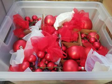 Curver bak met deksel gevuld met glas kerstbollen rood, Enlèvement, Utilisé