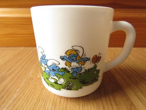 mug tasse les schtroumpfs en arcopal de 1985, Huis en Inrichting, Keuken | Servies, Gebruikt, Kop(pen) en/of Schotel(s), Ophalen of Verzenden