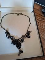 Originele zilverkleurige ketting met zwarte parels en strass, Handtassen en Accessoires, Kettingen, Ophalen, Zo goed als nieuw