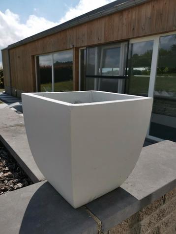 2 bacs, en grès et béton. Livraison possible suivant l endro beschikbaar voor biedingen