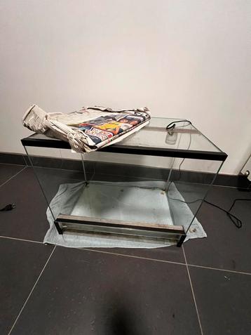 Terrarium 40x60x50 (KAPOT! Barst) beschikbaar voor biedingen