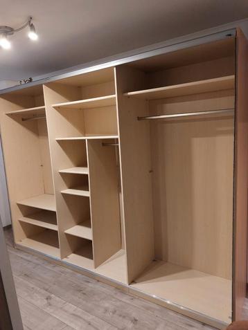 Open dressingkast + spiegel beschikbaar voor biedingen