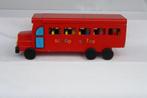 Rode Houten schoolbus met poppetjes, Ophalen of Verzenden, Rij- of Hobbelspeelgoed, Zo goed als nieuw