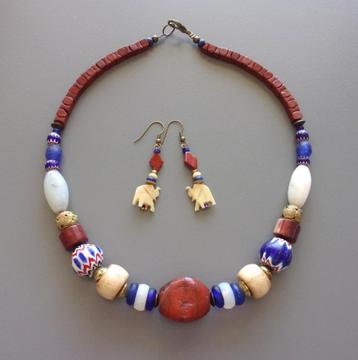 Collier en perles africaines anciennes, jaspe rouge et lapis