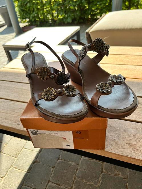 Bruine hogere sandalen met sleehak €5,00, Kleding | Dames, Schoenen, Zo goed als nieuw, Ophalen