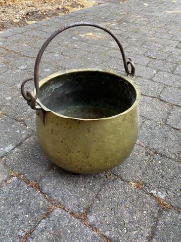 Antieke koperen ketel beschikbaar voor biedingen