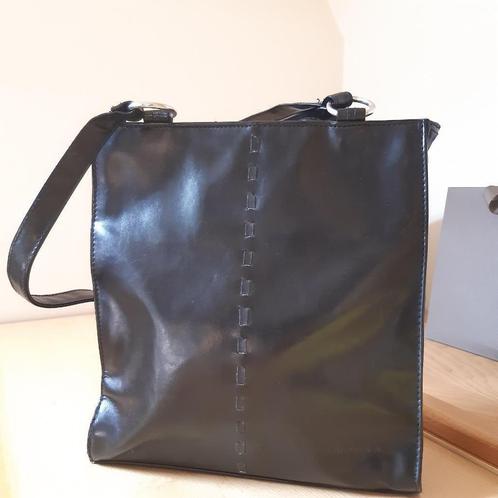 zwarte schoudertas in hoogwaardig kunstleder, Handtassen en Accessoires, Tassen | Damestassen, Zo goed als nieuw, Handtas, Zwart