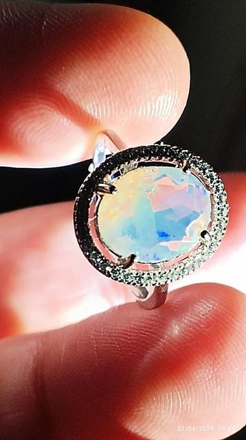 Bague réglable en argent massif avec superbe opale cristal