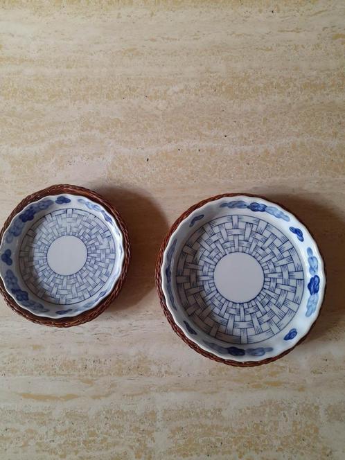 2 Rieten mandjes met schotels erin in keramiek, Huis en Inrichting, Woonaccessoires | Schalen en Manden, Nieuw, Mand, Rond, Riet